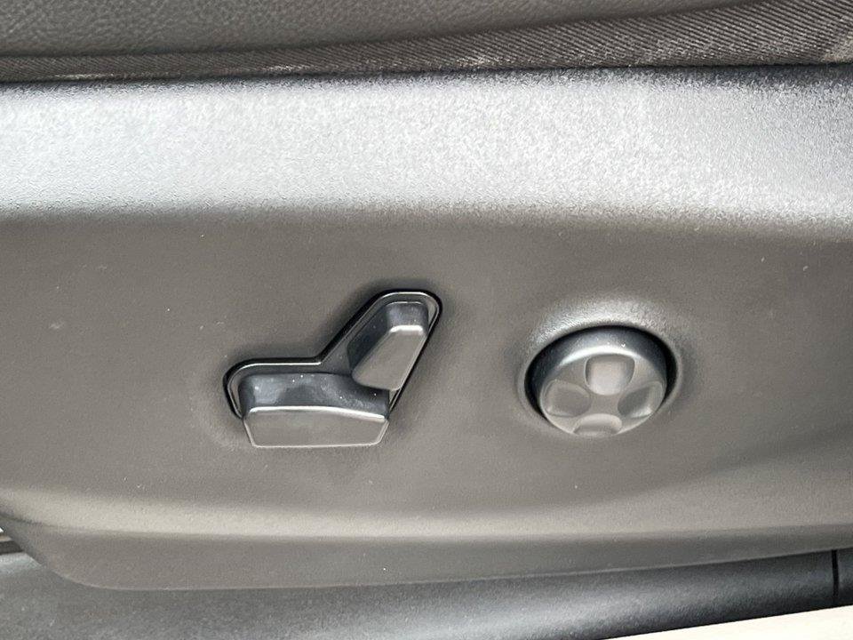 Used 2020 Chrysler Pacifica Touring-L Plus w/ Advanced Safetytec Group FWD image 11