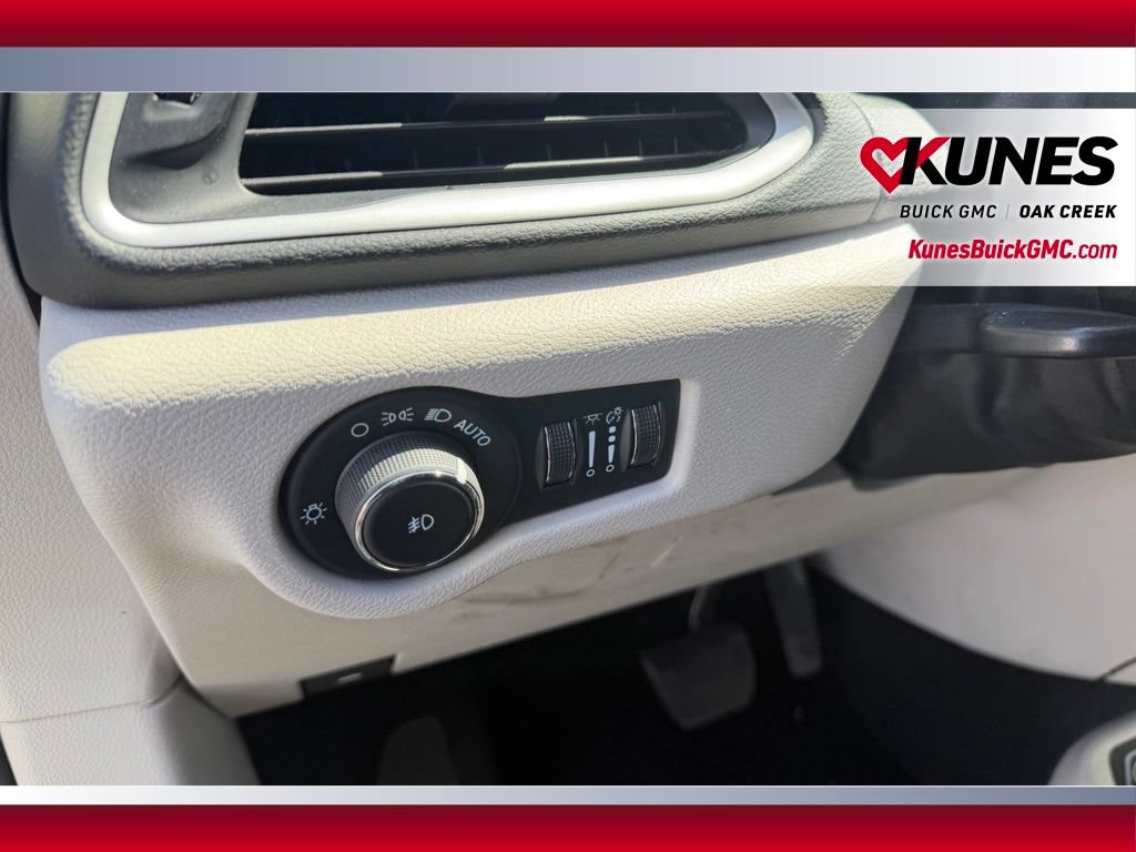 Used 2023 Chrysler Pacifica Touring-L FWD image 13