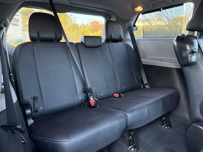 Used 2016 Toyota Sienna SE Premium FWD image 18