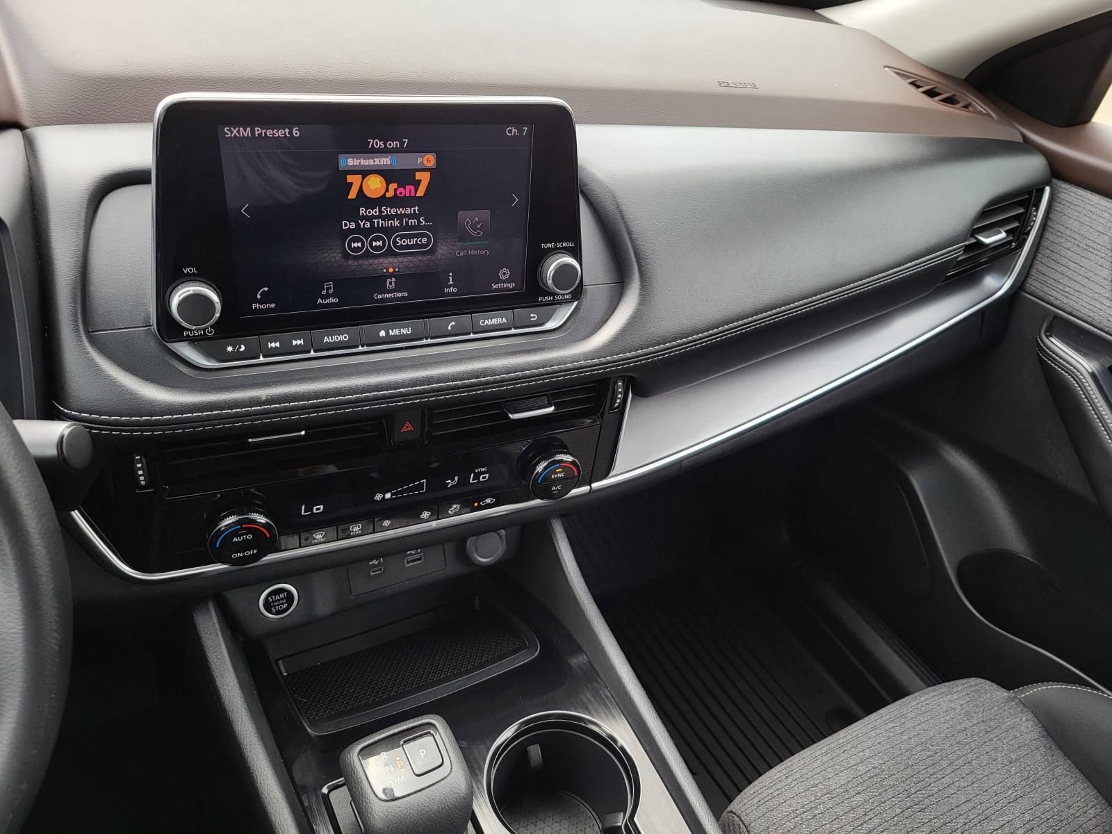 Used 2022 Nissan Rogue SV image 3