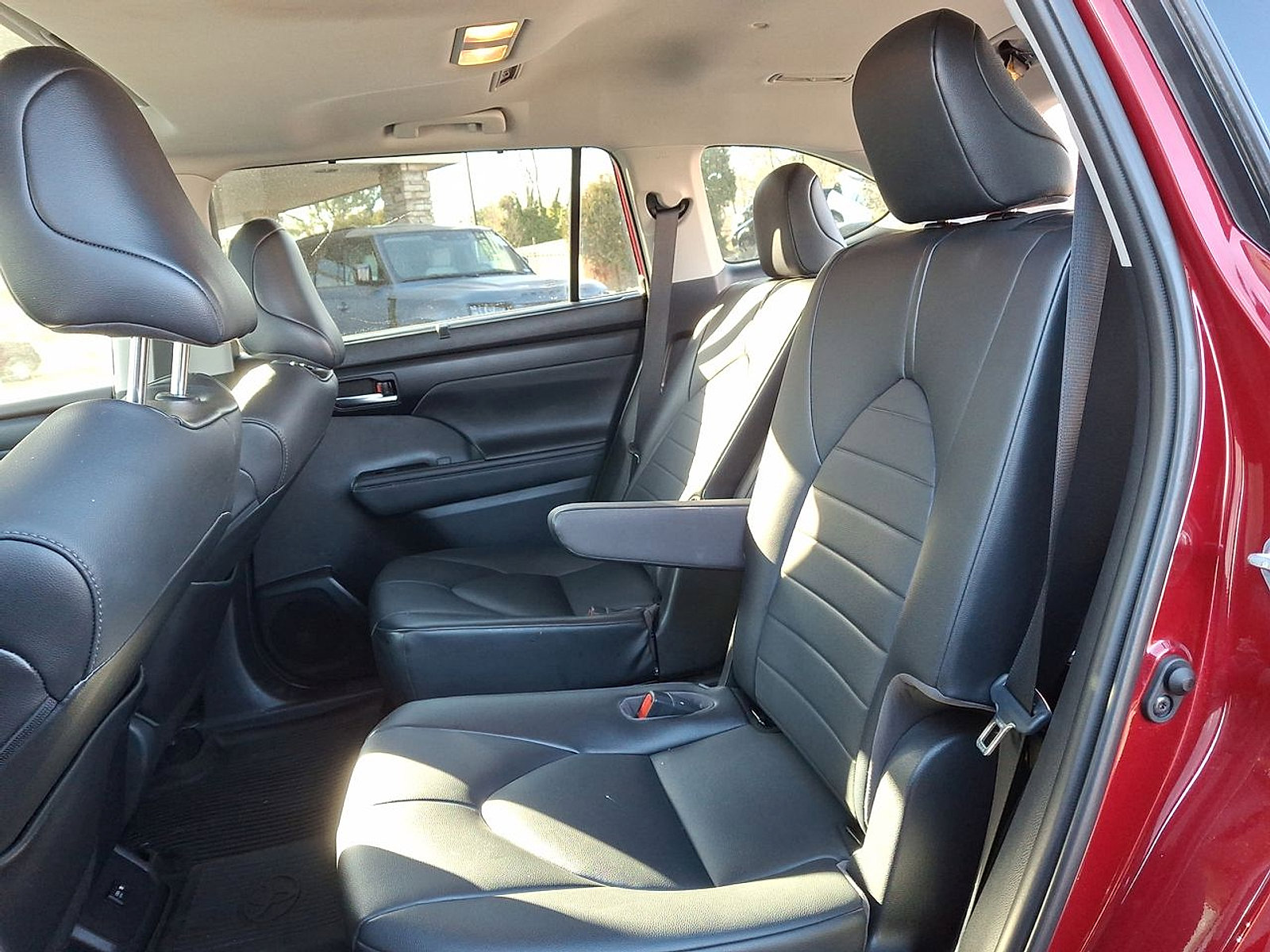 Used 2021 Toyota Highlander XLE image 28