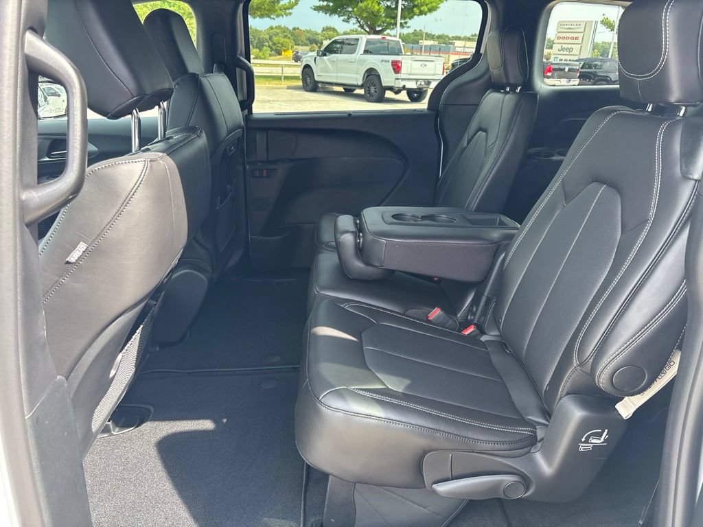 New 2027 Chrysler Pacifica Select FWD image 17