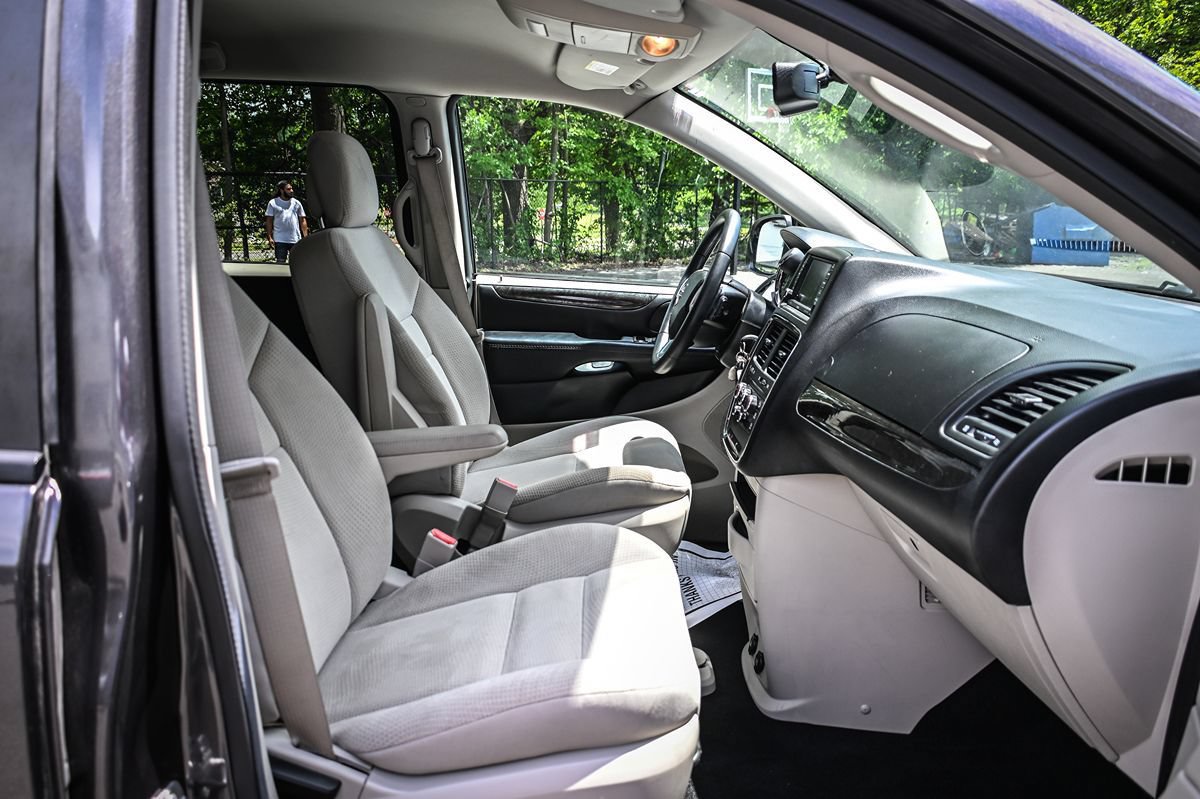 Used 2018 Dodge Grand Caravan SE w/ UConnect Hands-Free Group FWD image 21
