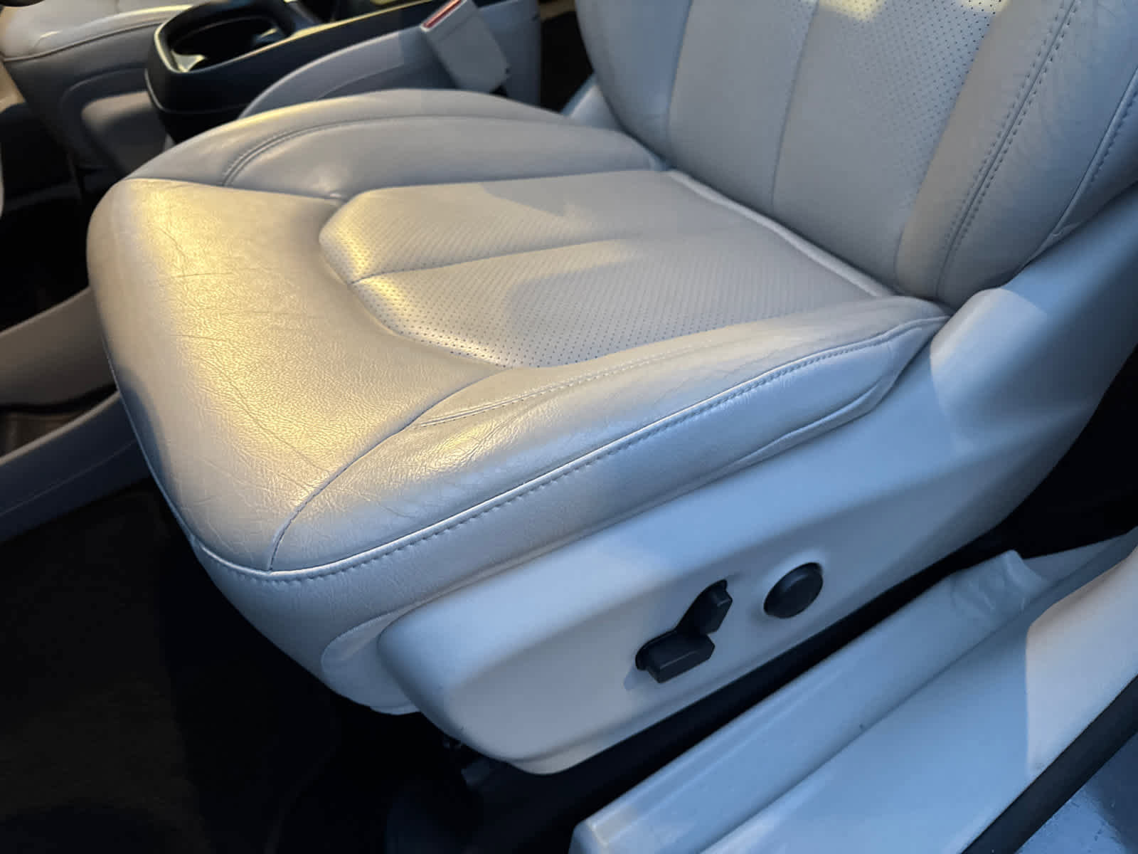 Used 2019 Chrysler Pacifica Touring-L image 15