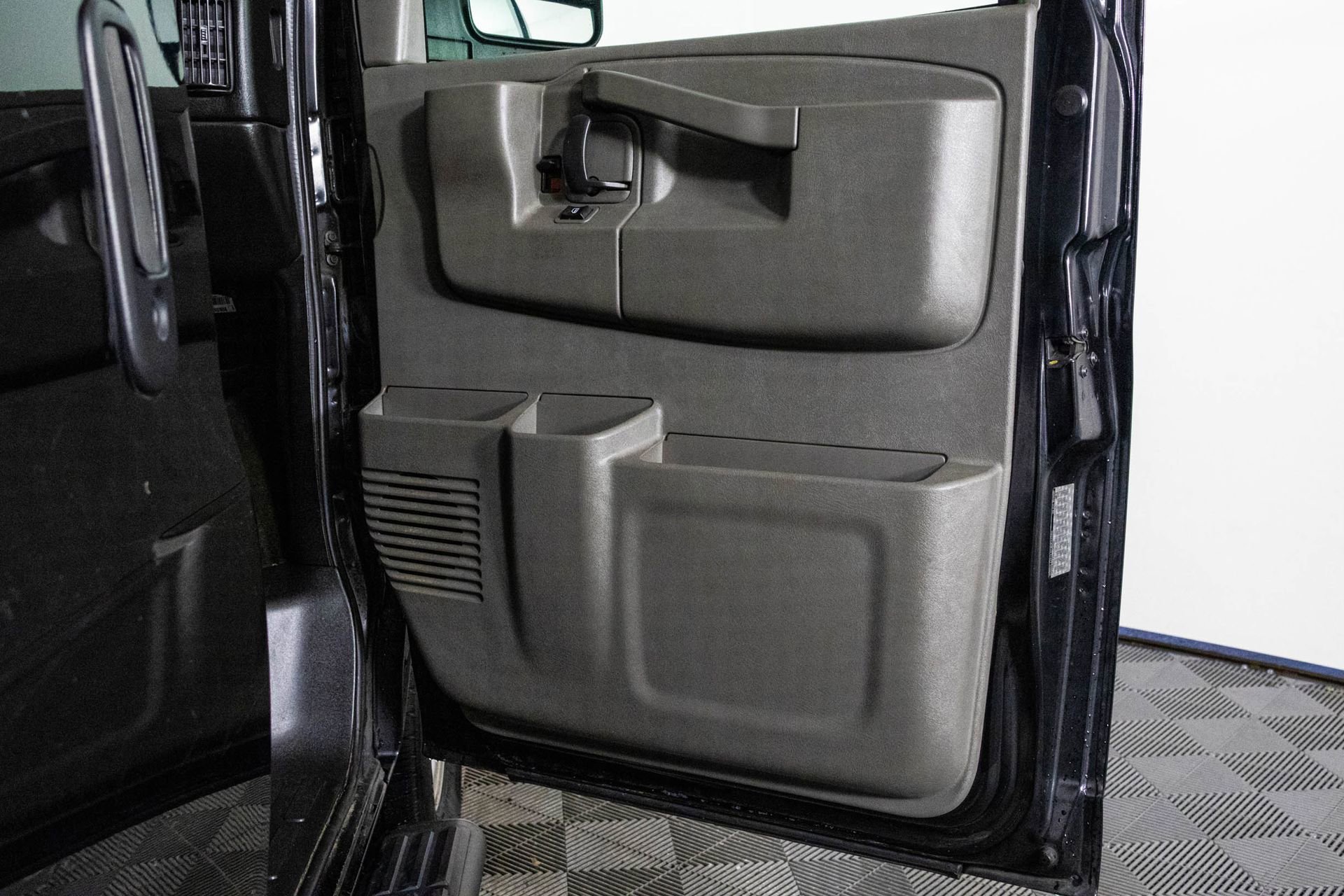 Used 2018 Chevrolet Express 3500 LT w/ LT Preferred Equipment Group image 39