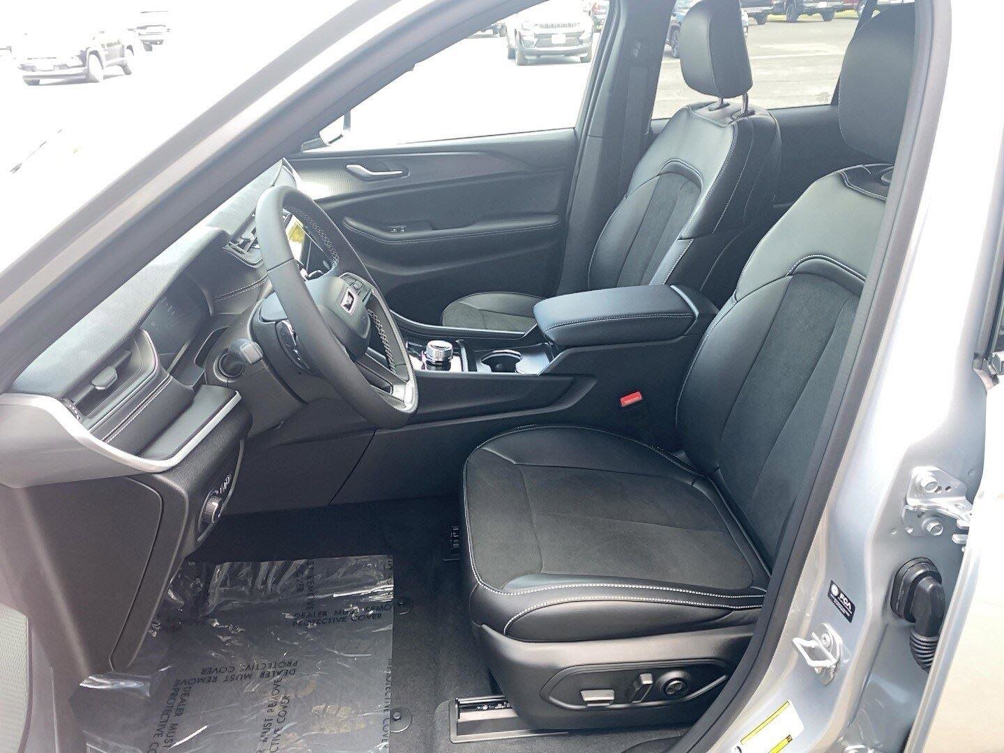 New 2025 Jeep Grand Cherokee Altitude image 7