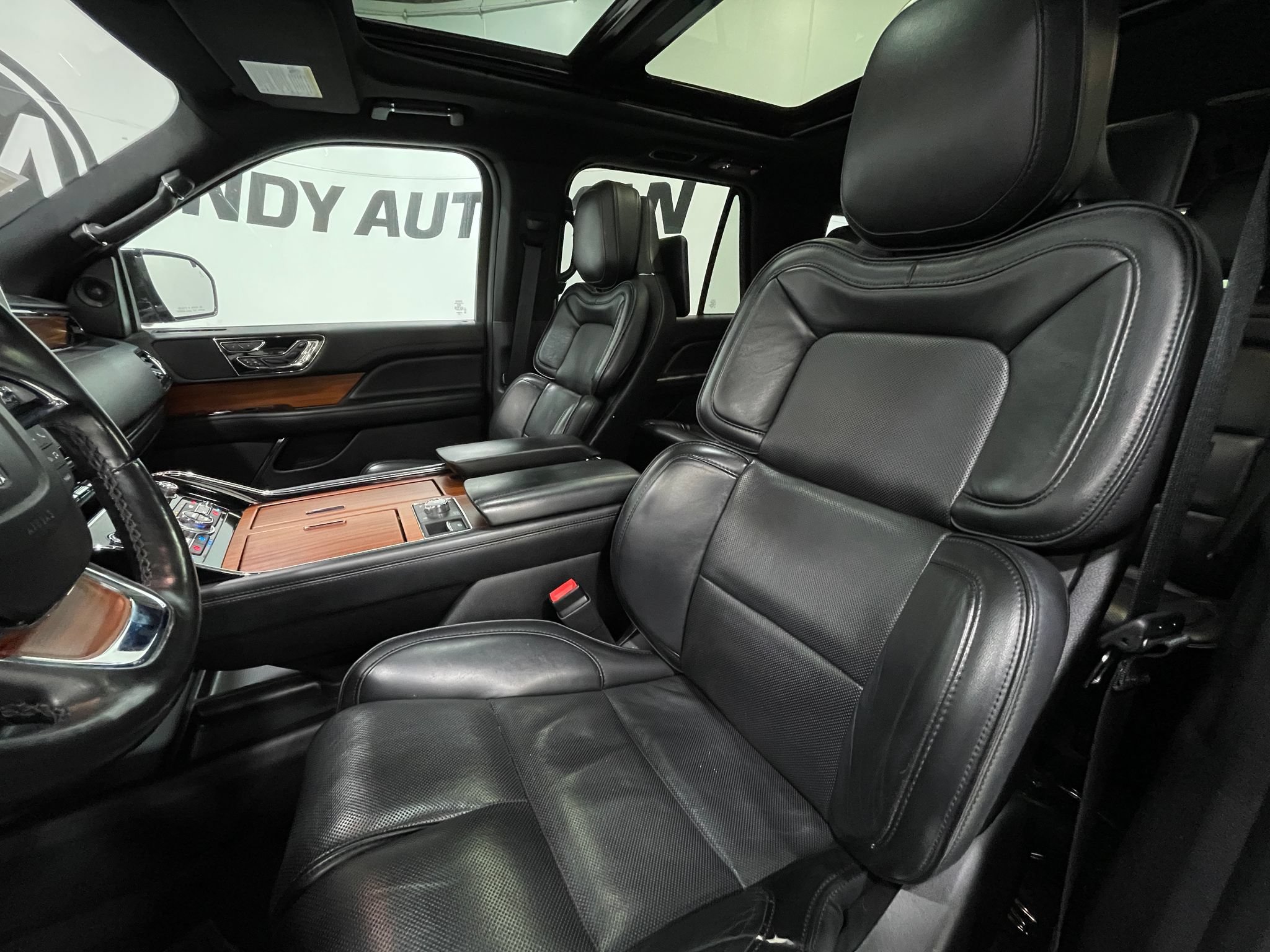 Used 2019 Lincoln Navigator Reserve AWD/4WD image 14
