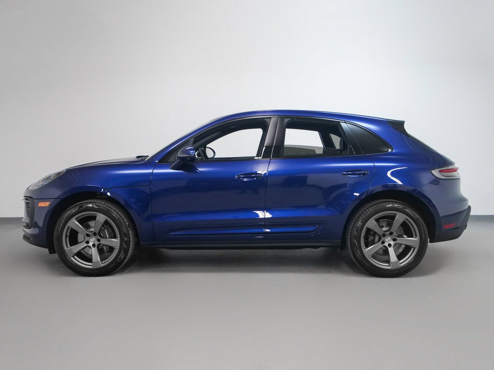 Certified 2025 Porsche Macan AWD/4WD image 2