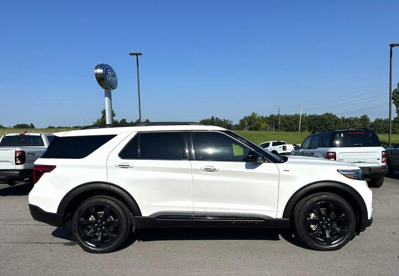 Used 2024 Ford Explorer ST-Line w/ Class IV Trailer Tow Package AWD/4WD image 2