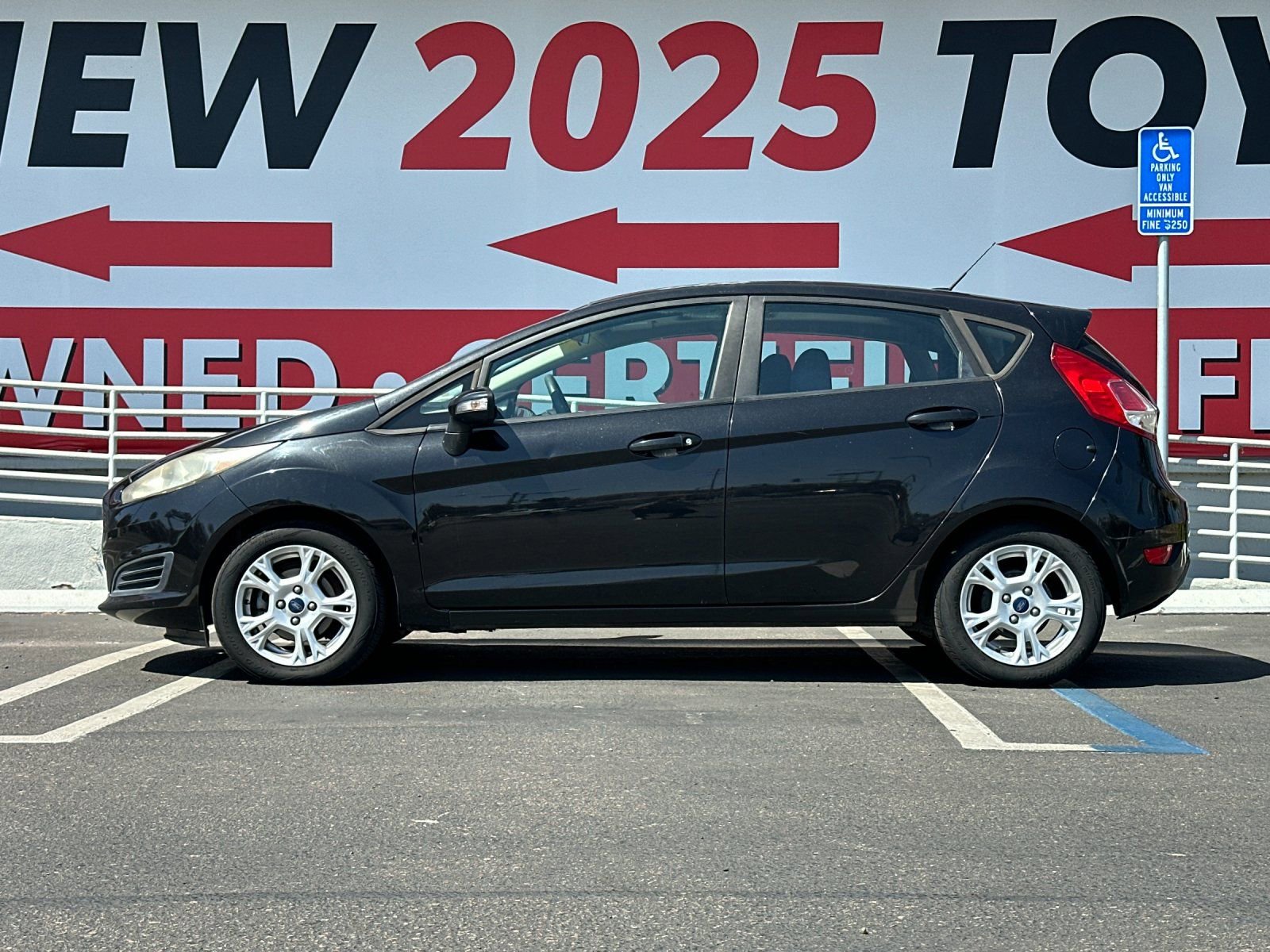 Used 2015 Ford Fiesta SE image 2