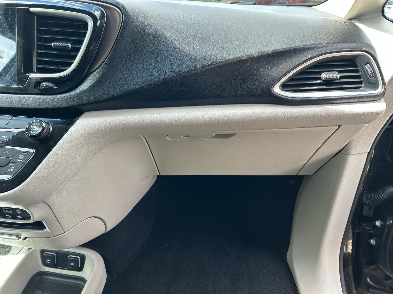 Used 2017 Chrysler Pacifica Touring FWD image 27