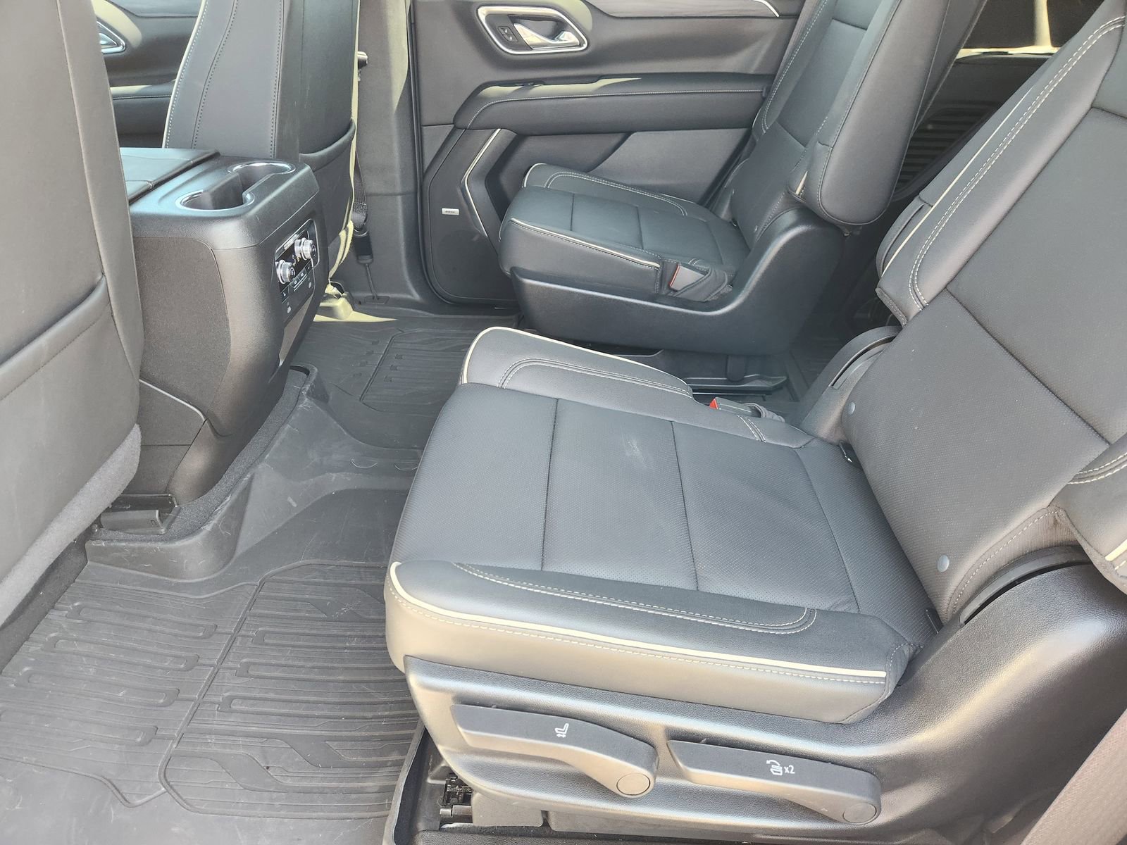 Used 2024 GMC Yukon SLT w/ SLT Premium Package image 34