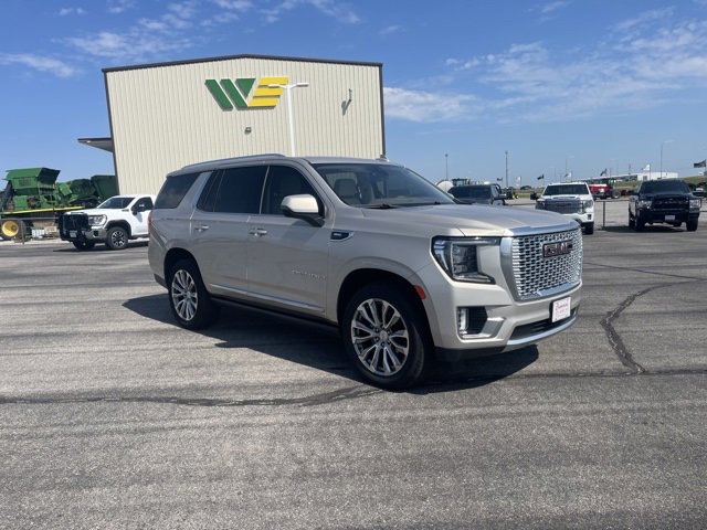 Used 2021 GMC Yukon Denali w/ Denali Premium Package image 3