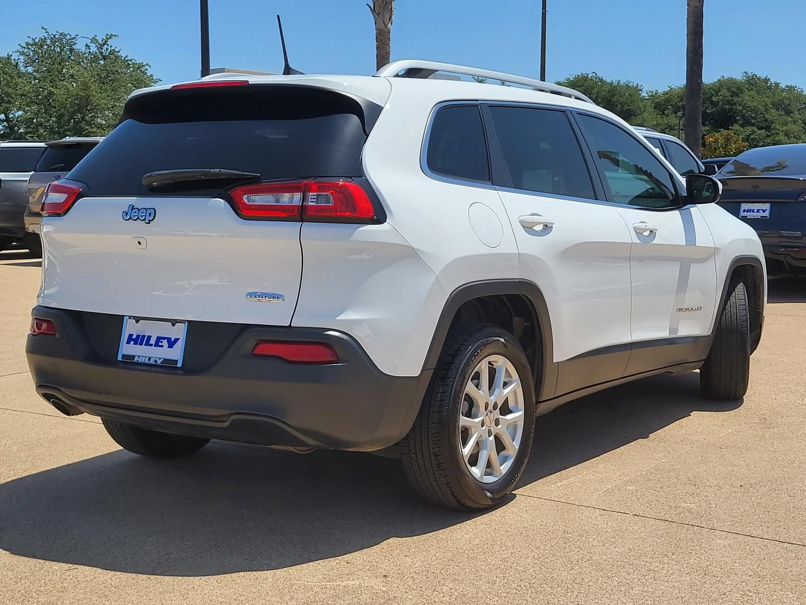Used 2018 Jeep Cherokee Latitude Plus w/ Cold Weather Group FWD image 4