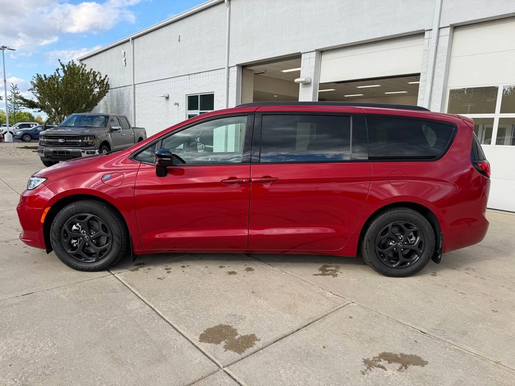 Used 2025 Chrysler Pacifica Premium FWD image 8