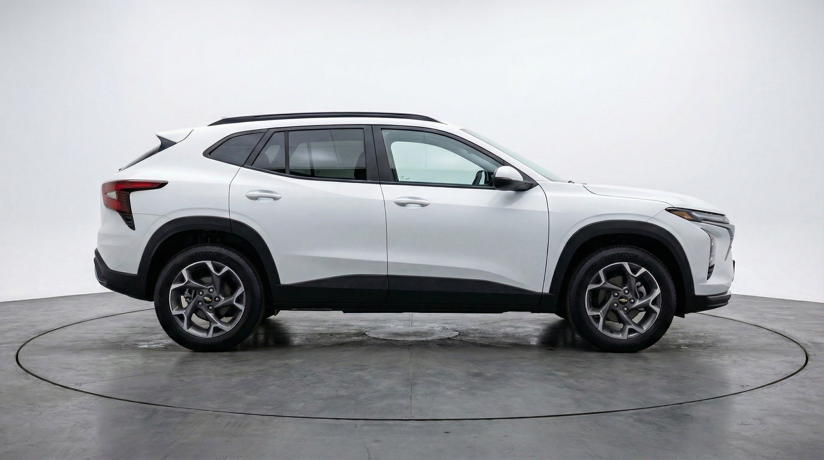 Used 2025 Chevrolet Trax LT FWD image 11
