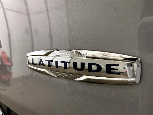 Used 2018 Jeep Cherokee Latitude w/ Cold Weather Group AWD/4WD image 14