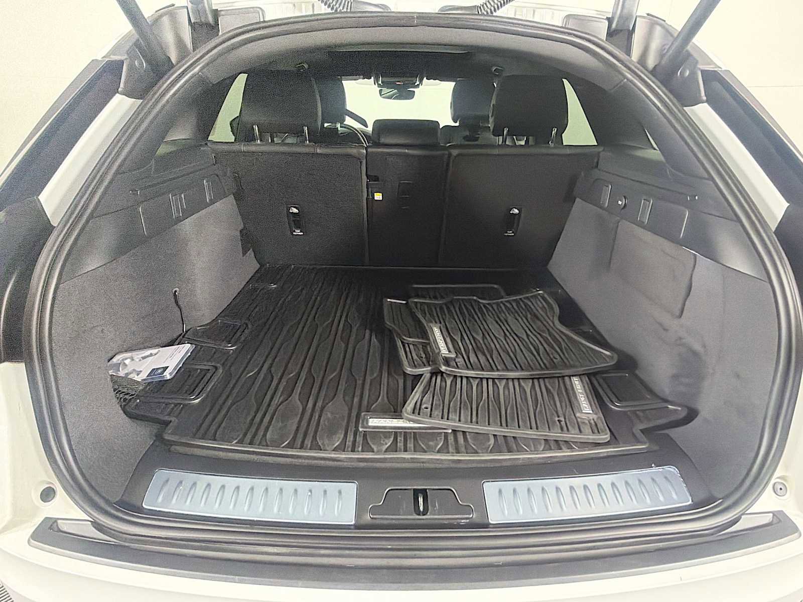 Certified 2025 Land Rover Range Rover Velar Dynamic SE image 26