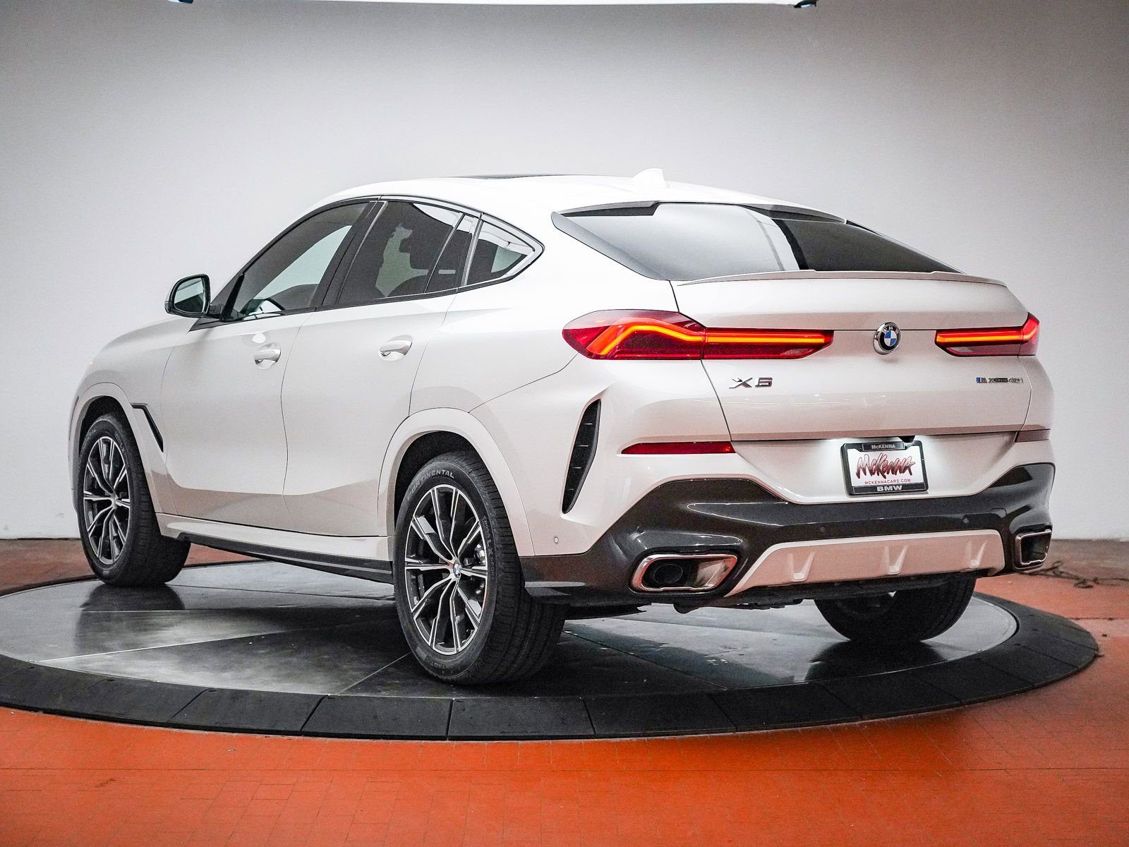 Used 2023 BMW X6 xDrive40i w/ M Sport Package image 2