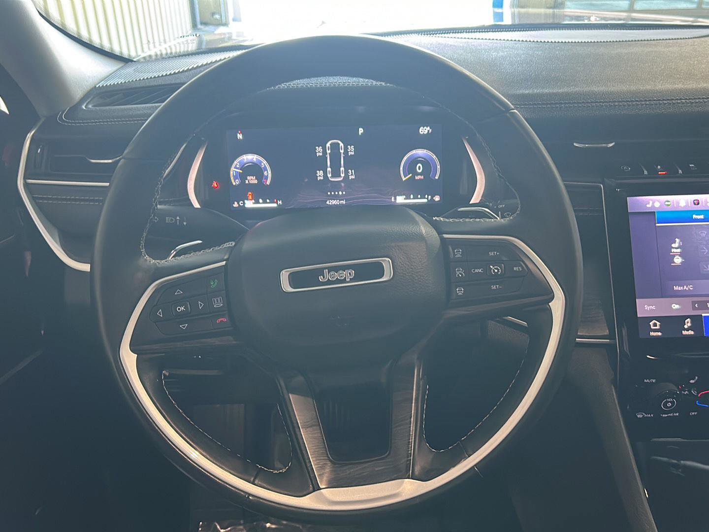 Used 2022 Jeep Grand Cherokee L Limited AWD/4WD image 19