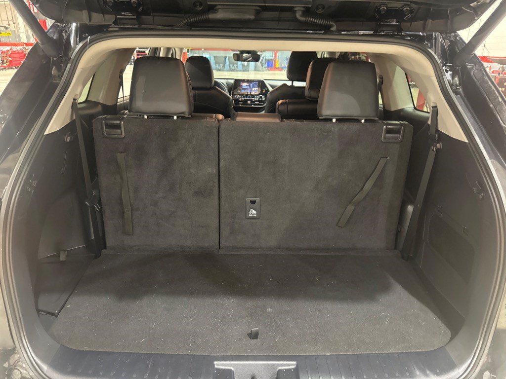 Used 2024 Toyota Highlander XLE FWD image 9