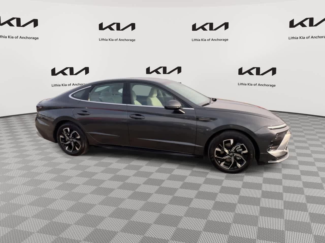 Used 2025 Hyundai Sonata SEL FWD image 2