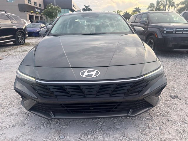 Used 2025 Hyundai Elantra SE FWD image 3
