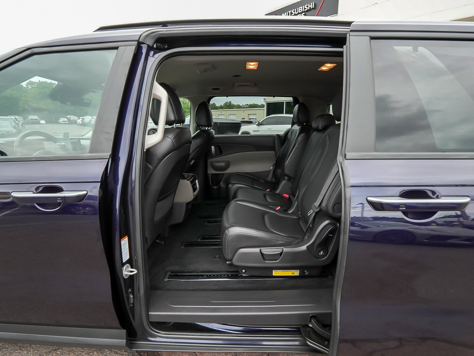 Used 2025 Kia Carnival EX FWD image 34