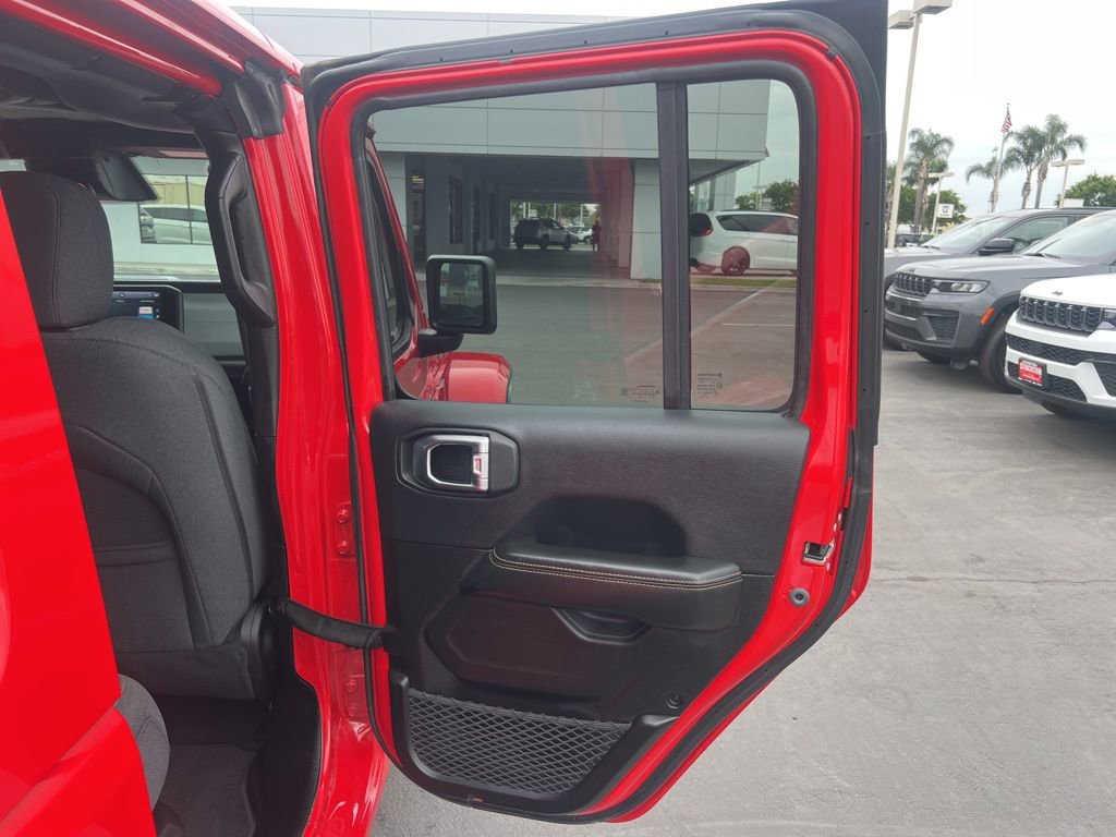 Used 2025 Jeep Wrangler Unlimited Sahara w/ Safety Group AWD/4WD image 31