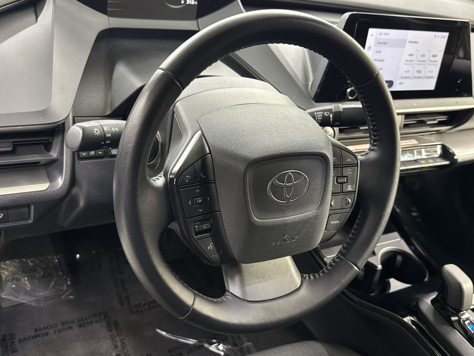 Used 2025 Toyota Prius LE FWD image 28