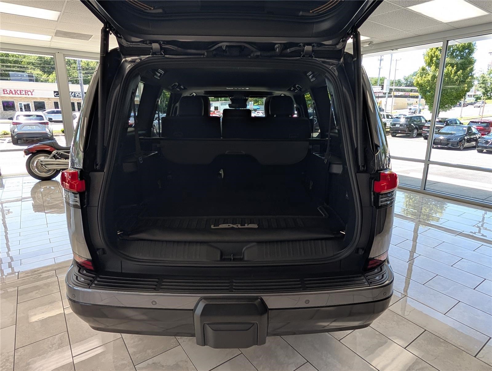 Used 2025 Lexus GX 550 w/ Accessory Package (2T) AWD/4WD image 14