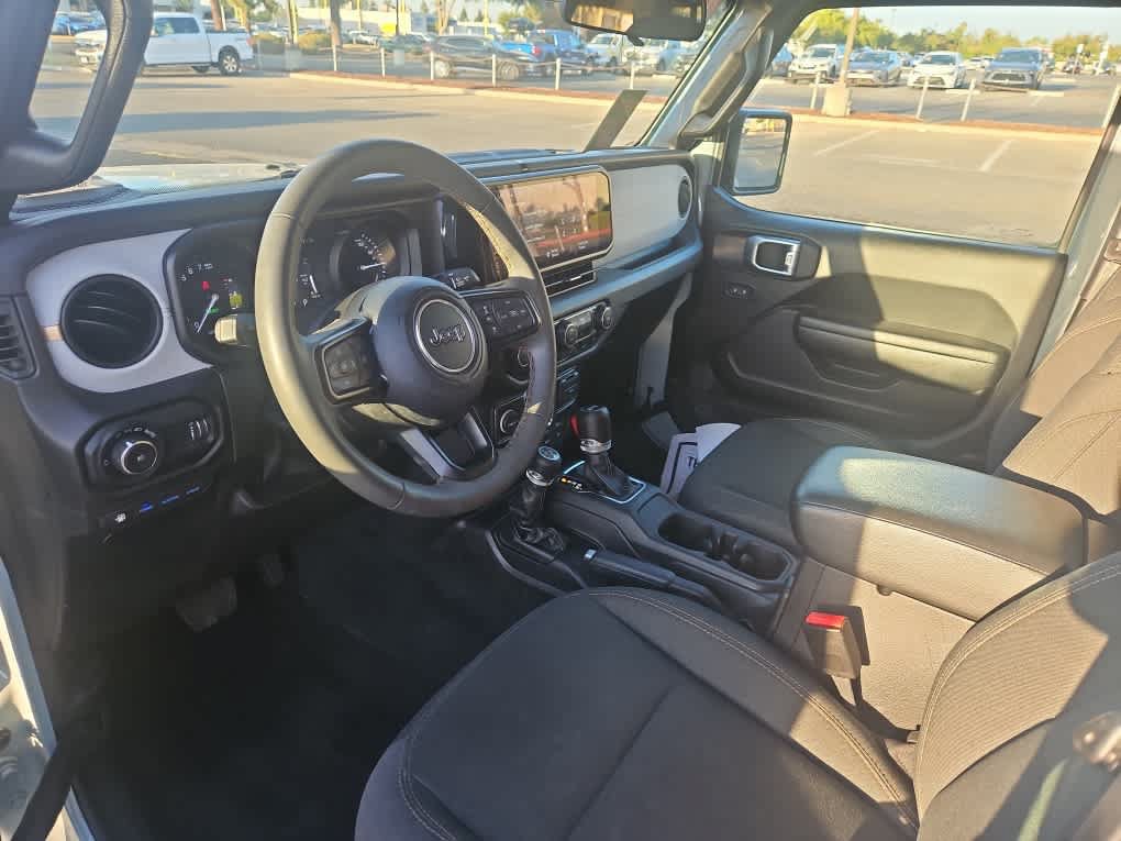 Used 2024 Jeep Wrangler Unlimited AWD/4WD image 14