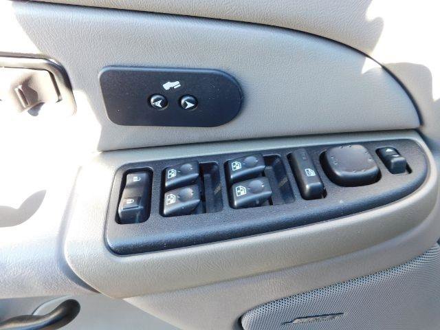 Used 2004 Chevrolet Suburban 2500 LS w/ Preferred Equipment Group image 12