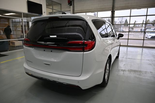 Used 2025 Chrysler Pacifica Select image 5