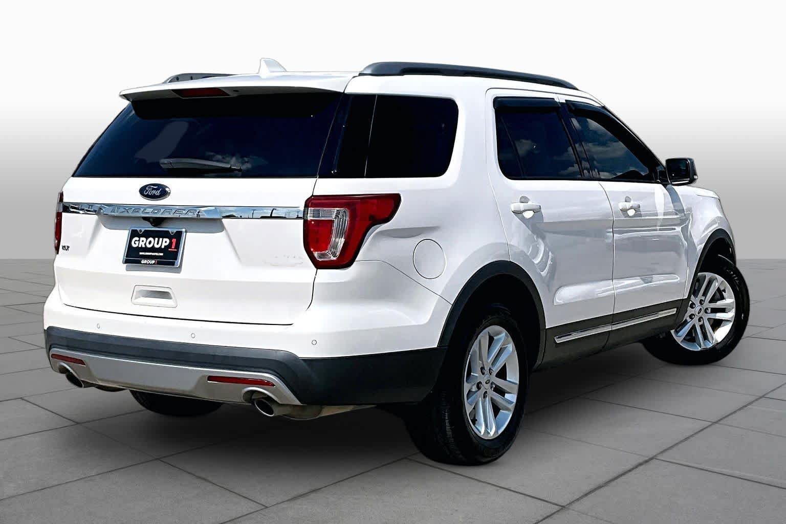 Used 2017 Ford Explorer XLT w/ Equipment Group 202A FWD image 13
