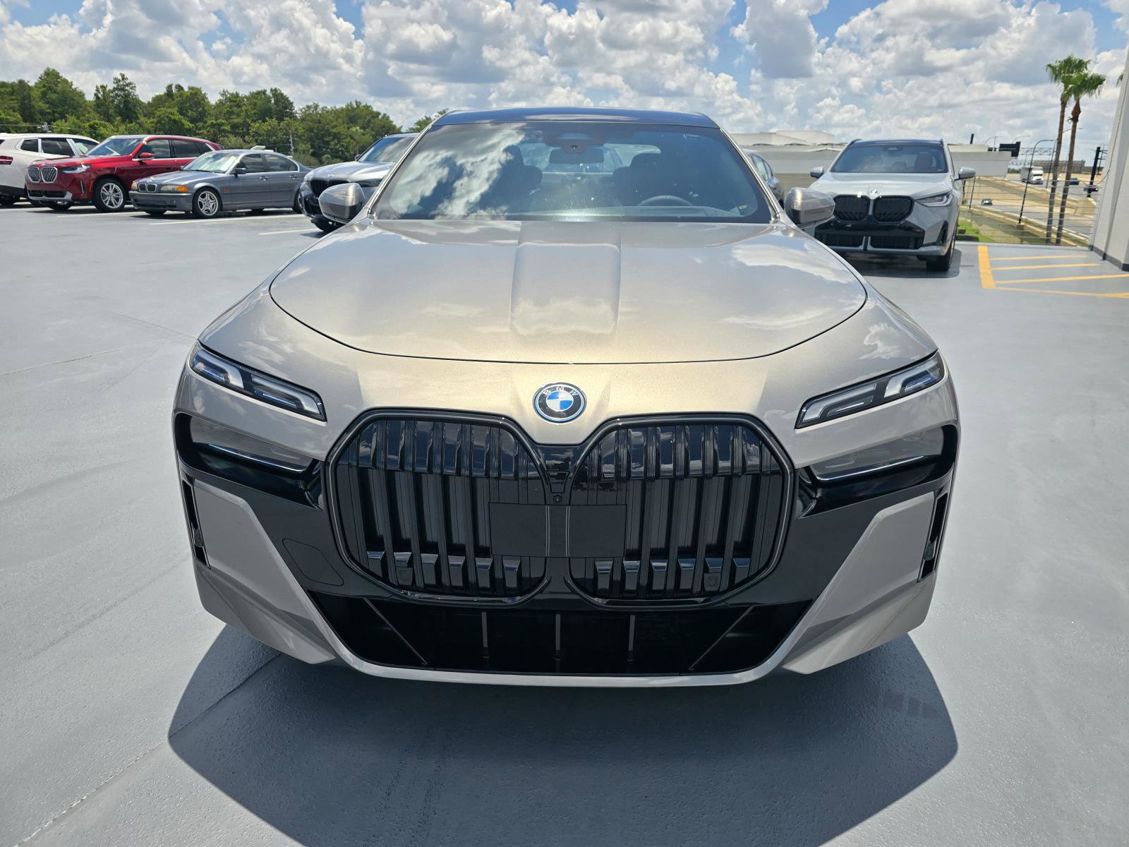 New 2025 BMW 750e xDrive w/ Premium Package image 2