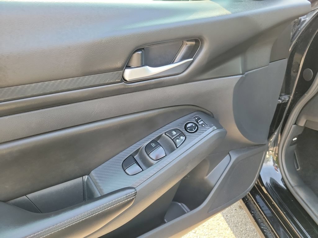 Used 2024 Nissan Altima 2.5 SV FWD image 24