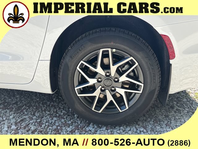 New 2027 Chrysler Pacifica Limited w/ Family Tech Group AWD/4WD image 8