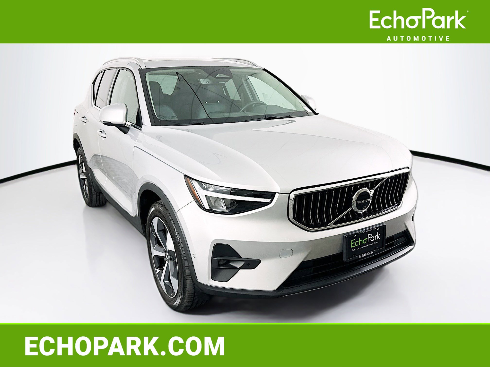 Used 2025 Volvo XC40 B5 Plus image 1