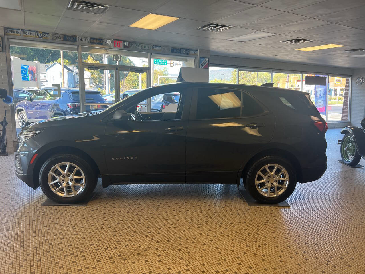 Used 2022 Chevrolet Equinox LS image 6