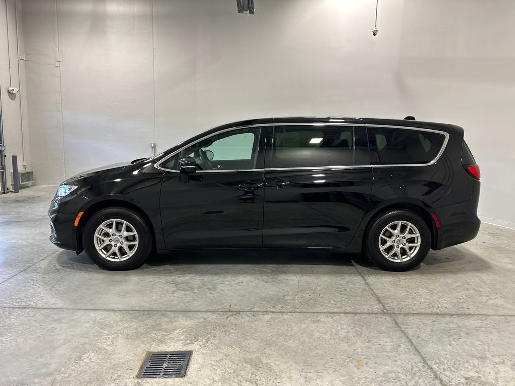 Used 2025 Chrysler Pacifica Select FWD image 9