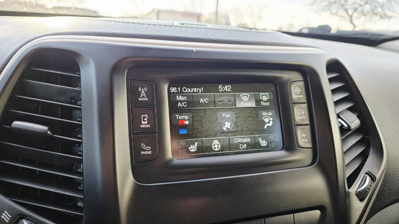 Used 2015 Jeep Cherokee Latitude w/ Cold Weather Group AWD/4WD image 21