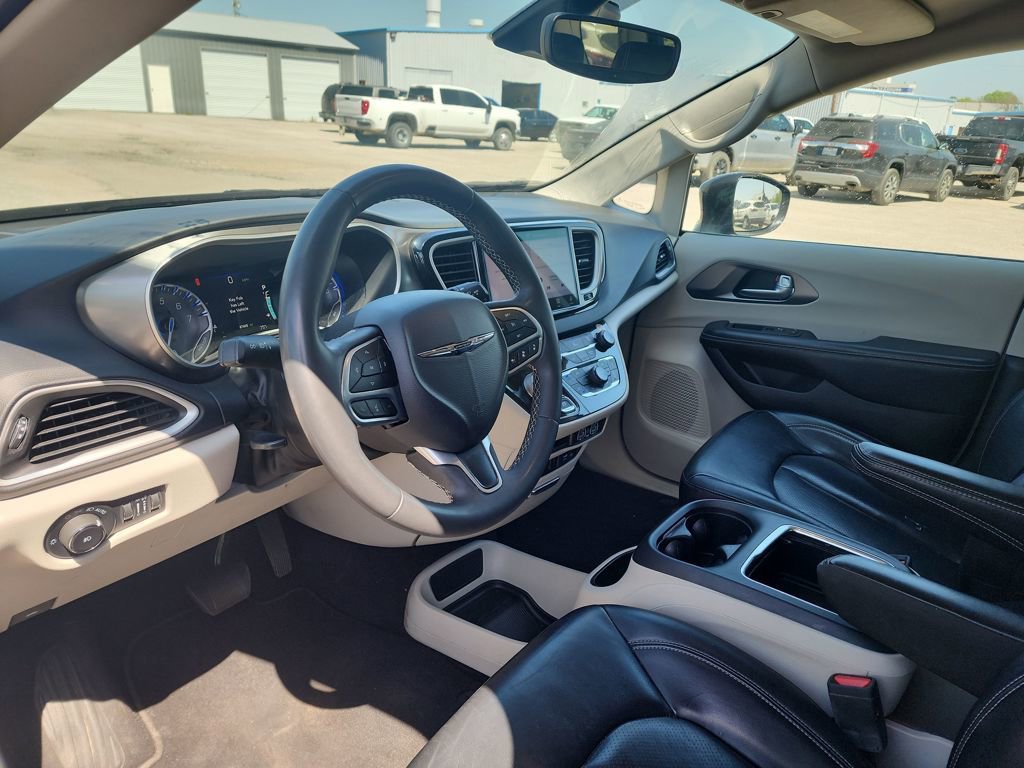 Used 2022 Chrysler Pacifica Touring-L image 10