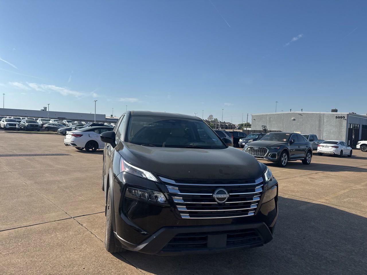 Used 2024 Nissan Rogue SV image 3