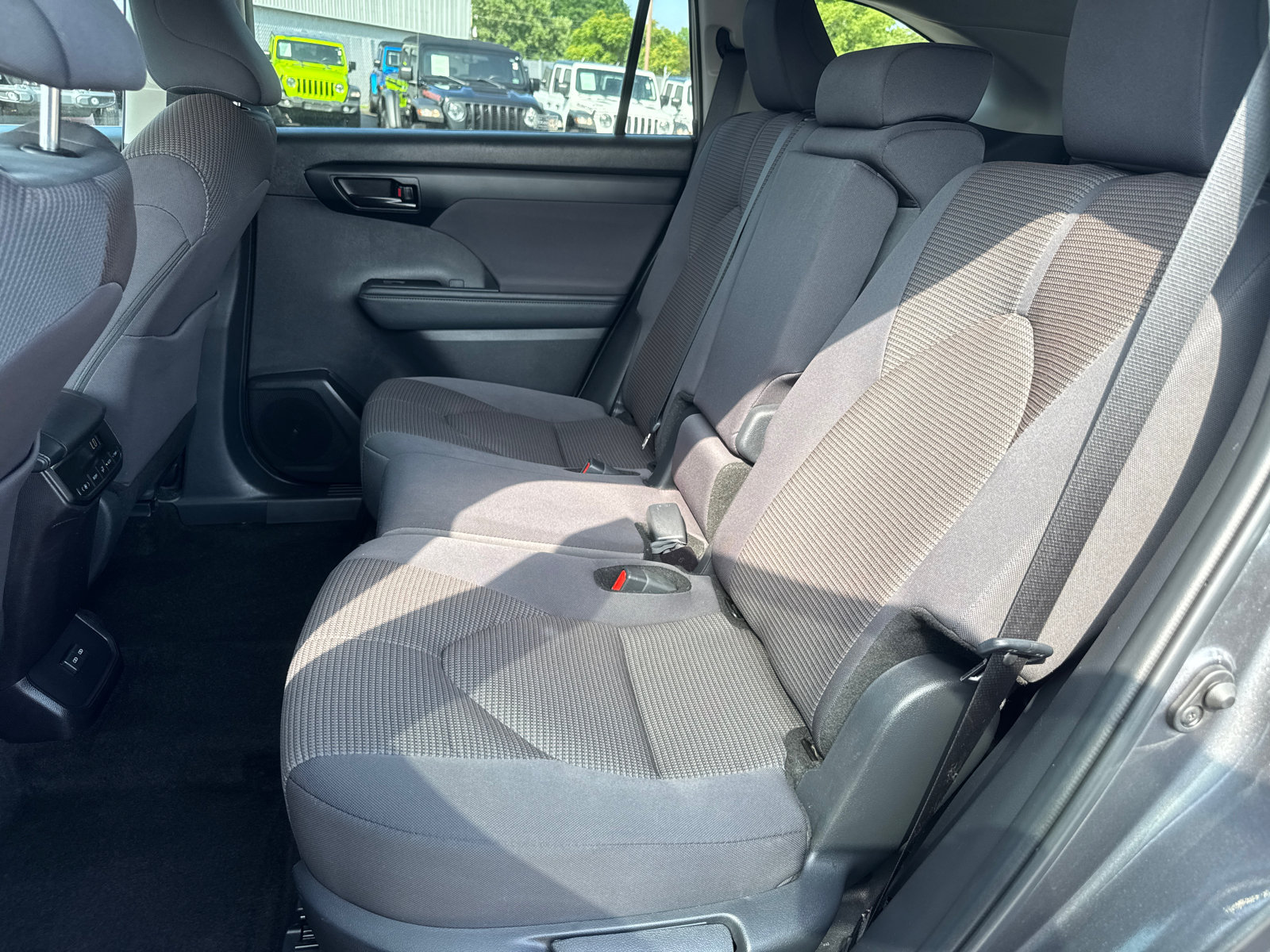 Used 2025 Toyota Highlander LE FWD image 7