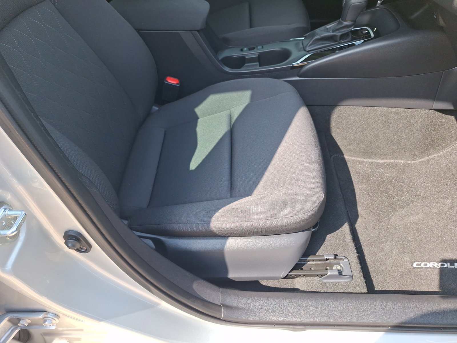 Used 2025 Toyota Corolla LE FWD image 33