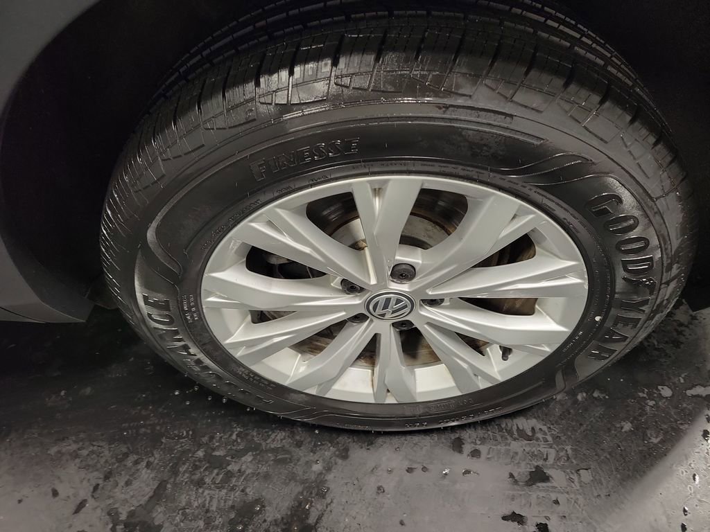 Used 2020 Volkswagen Tiguan S image 12