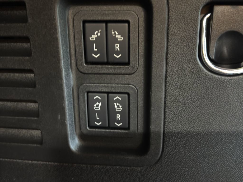 Used 2025 Chevrolet Traverse RS image 23