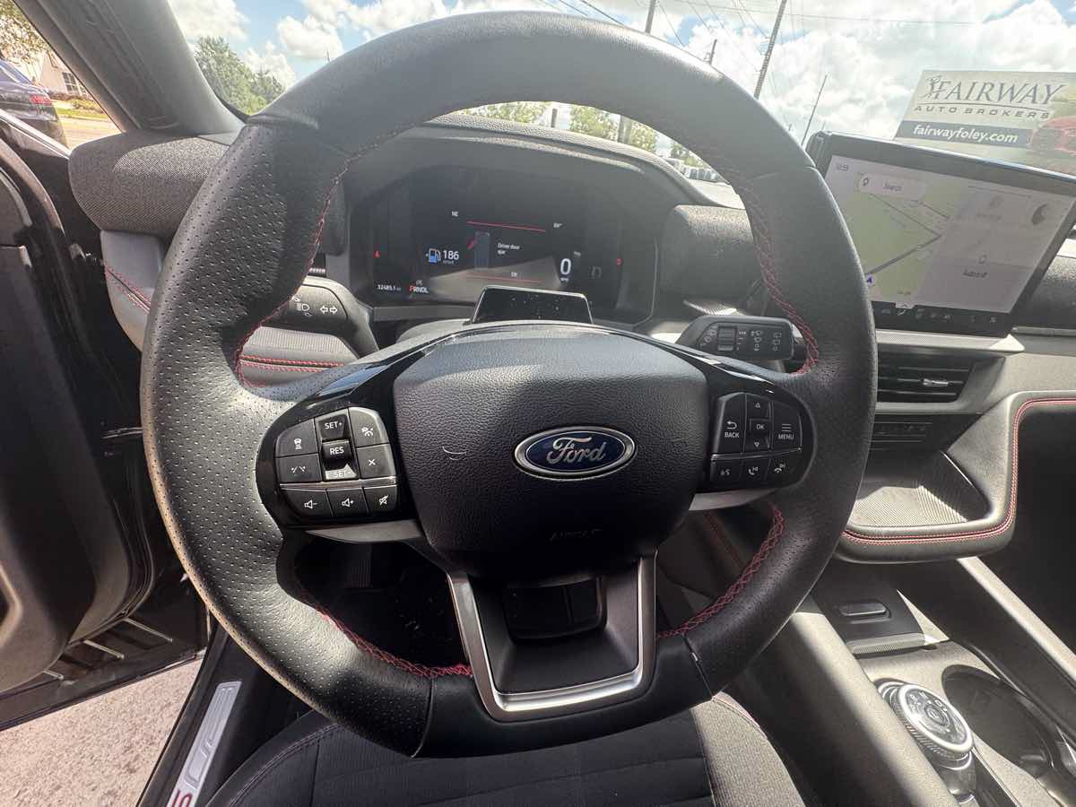 Used 2025 Ford Explorer ST-Line w/ ST-Line Street Pack AWD/4WD image 15