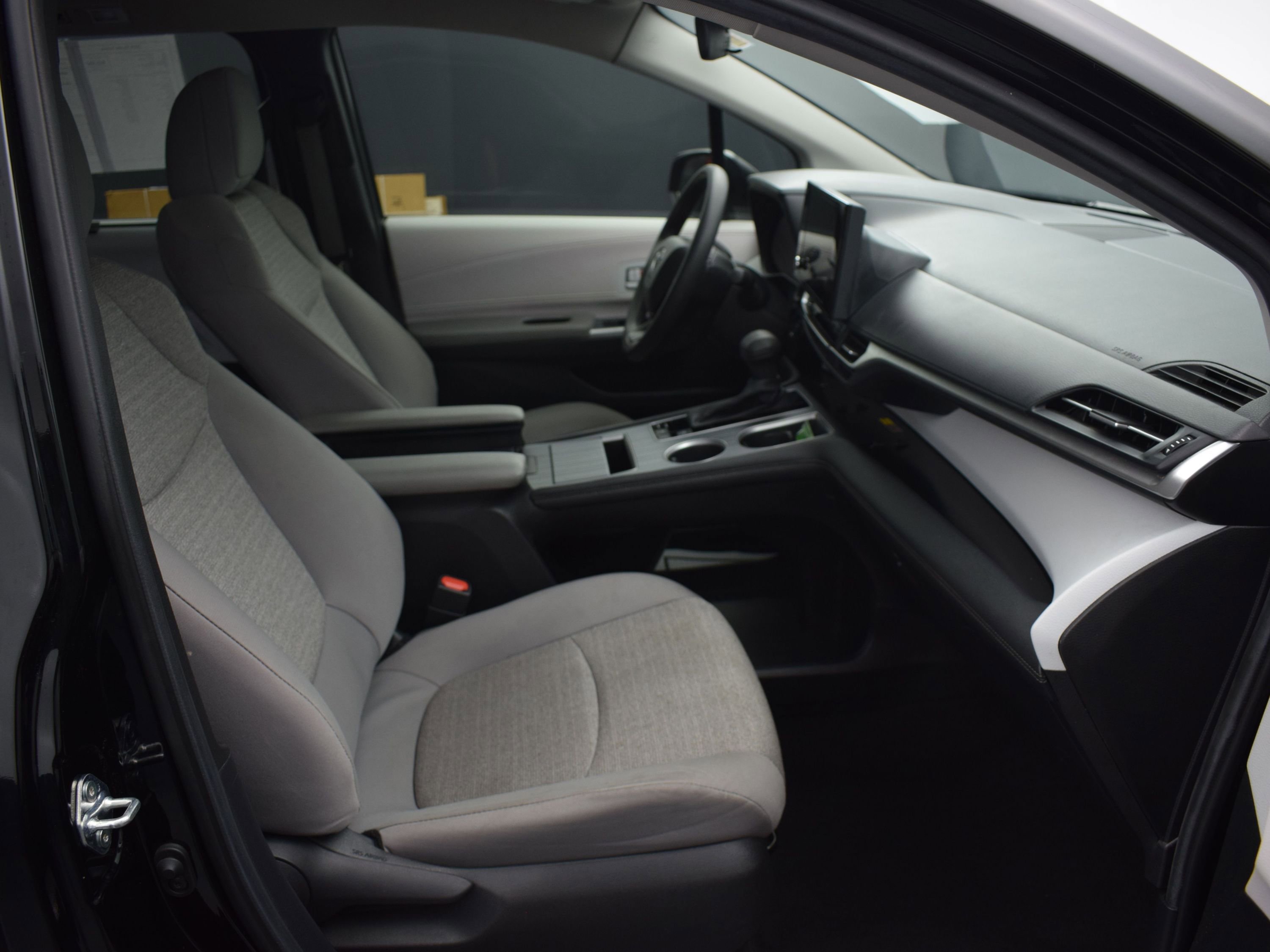 Used 2025 Toyota Sienna LE image 10